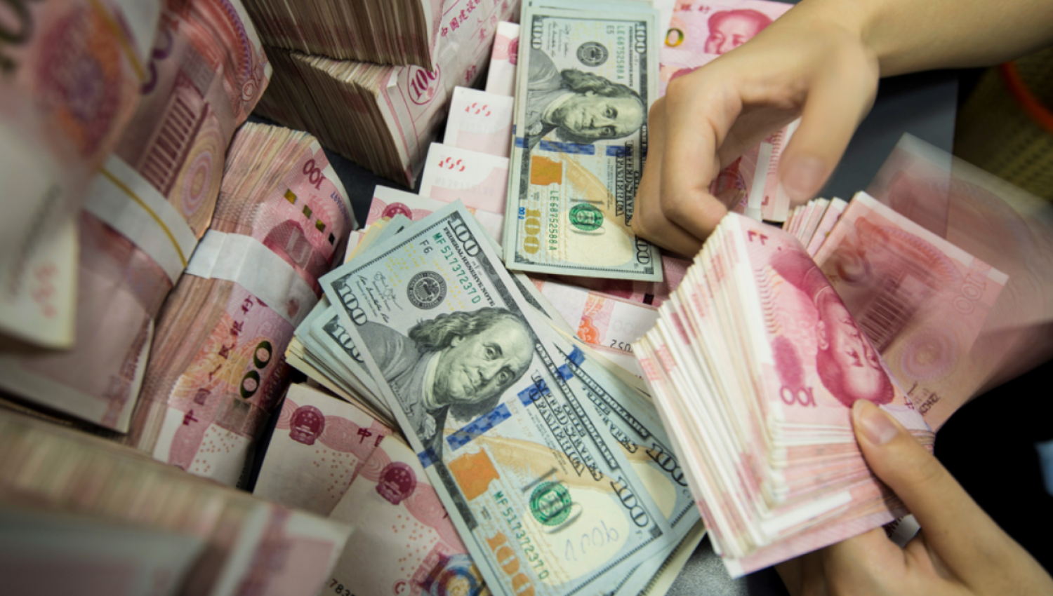 فورين بوليسي: الصين تحاول التخلص من الدولار بهدوء!!