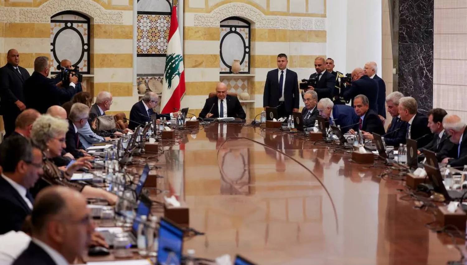بين الذريعة والسيادة: قراءة في خطاب الحكومة تجاه العدوان الإسرائيلي