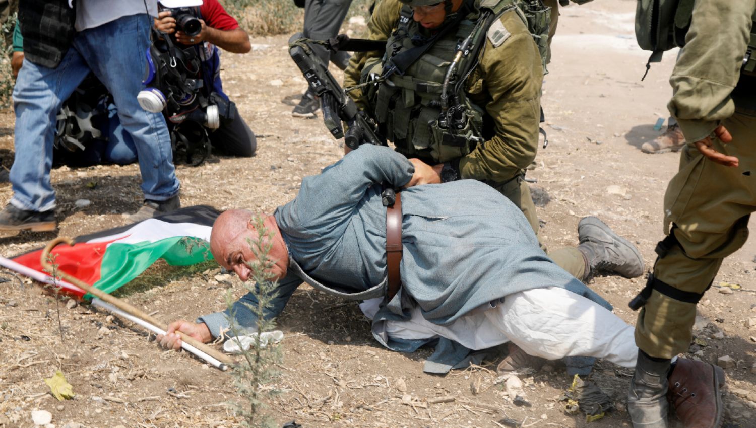 نتنياهو يهدد غزة وهيومن رايتس تتهمه بجرائم عنصرية