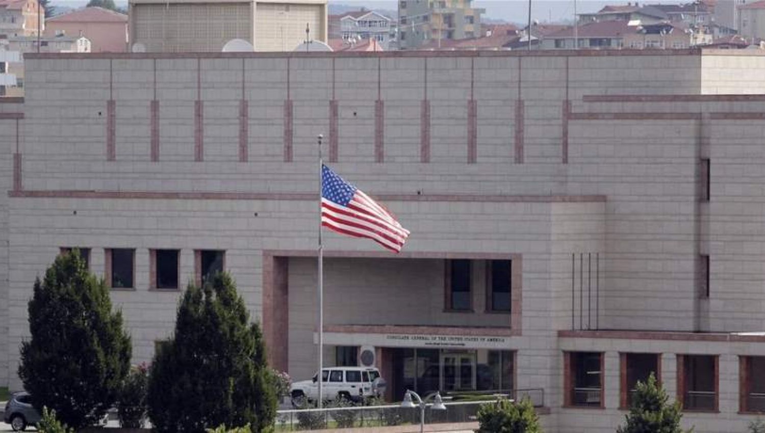 كيف تنتهك السفارة الأمريكية علم وسيادة لبنان؟
