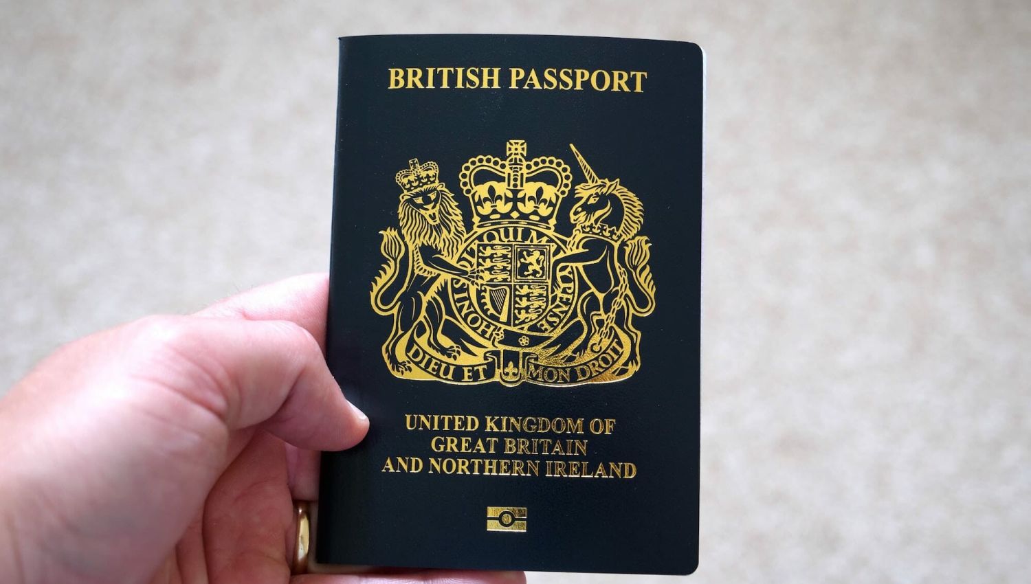 اندبندنت: أكثر من 6500 شخص تقدموا بطلبات التخلي عن الجنسية البريطانية