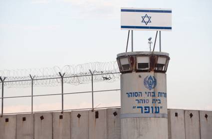 واشنطن بوست: كيف تحتجز إسرائيل مئات الفلسطينيين في السجون دون تهمة؟