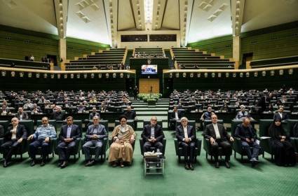 الثقة الكاملة لحكومة بزشكيان: مرحلة جديدة من تضافر الجهود داخل السلطات الإيرانية 