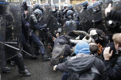 قمع التظاهرات في فرنسا: تحقيقاتٌ في اعتقالات غير قانونية