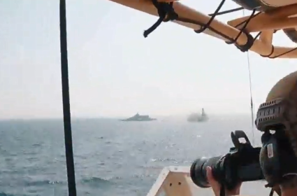 بالفيديو: زورق للحرس الثوري يعترض زورقًا للبحرية الأميركية في الخليج