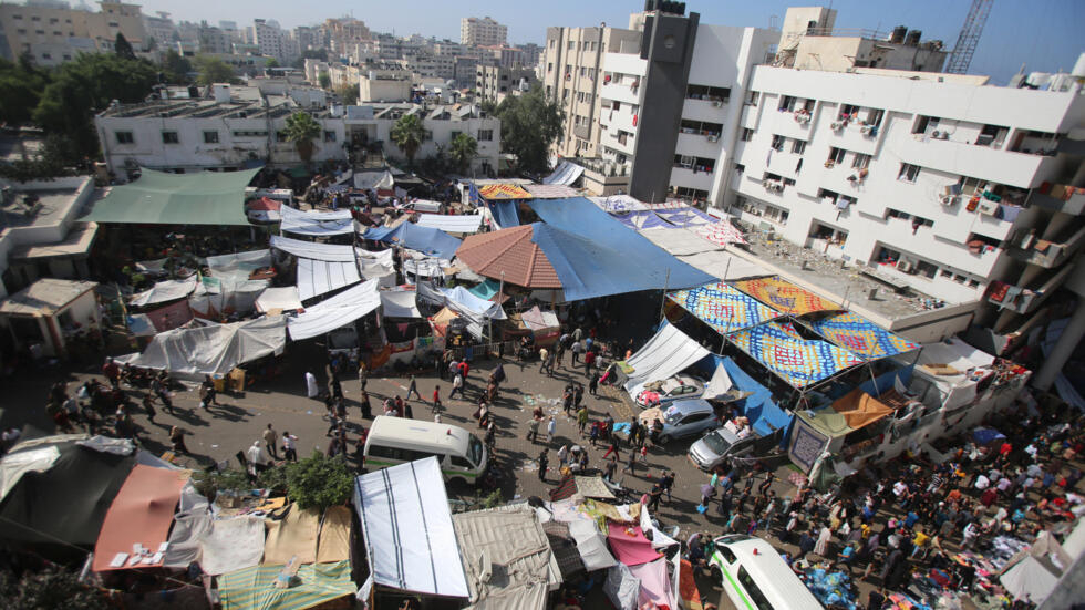 تحوّل المجمع منذ بداية الحرب الى مركز إيواء للنازحين أيضاً
