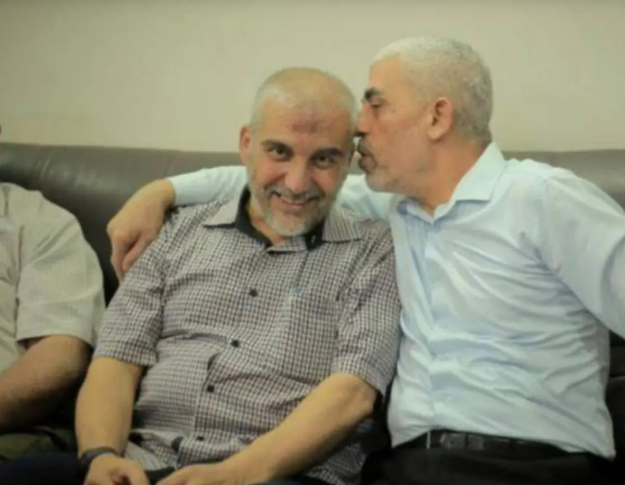الشهيد مع رئيس الحركة في قطاع غزة يحيى السنوار