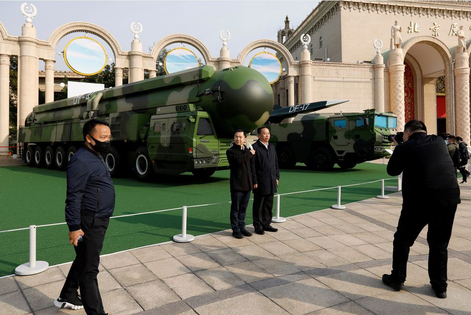 صاروخ باليستي عابر للقارات من طراز DF-41 وصاروخ DF-17 الذي تفوق سرعته سرعة الصوت في معرض في بكين / رويترز