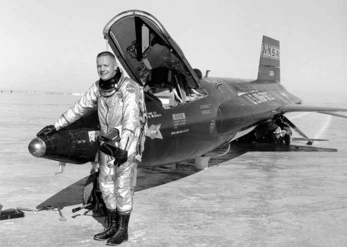 نيل أرمسترونج بجوار طائرة X-15 بعد رحلة بحثية في أوائل الستينيات / ناسا