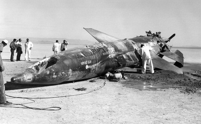 حطام طائرة X-15 بعد هبوط اضطراري أثناء اختبار في عام 1962/ناسا