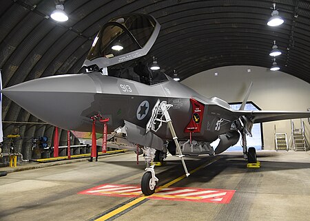 F-35 داخل القاعدة