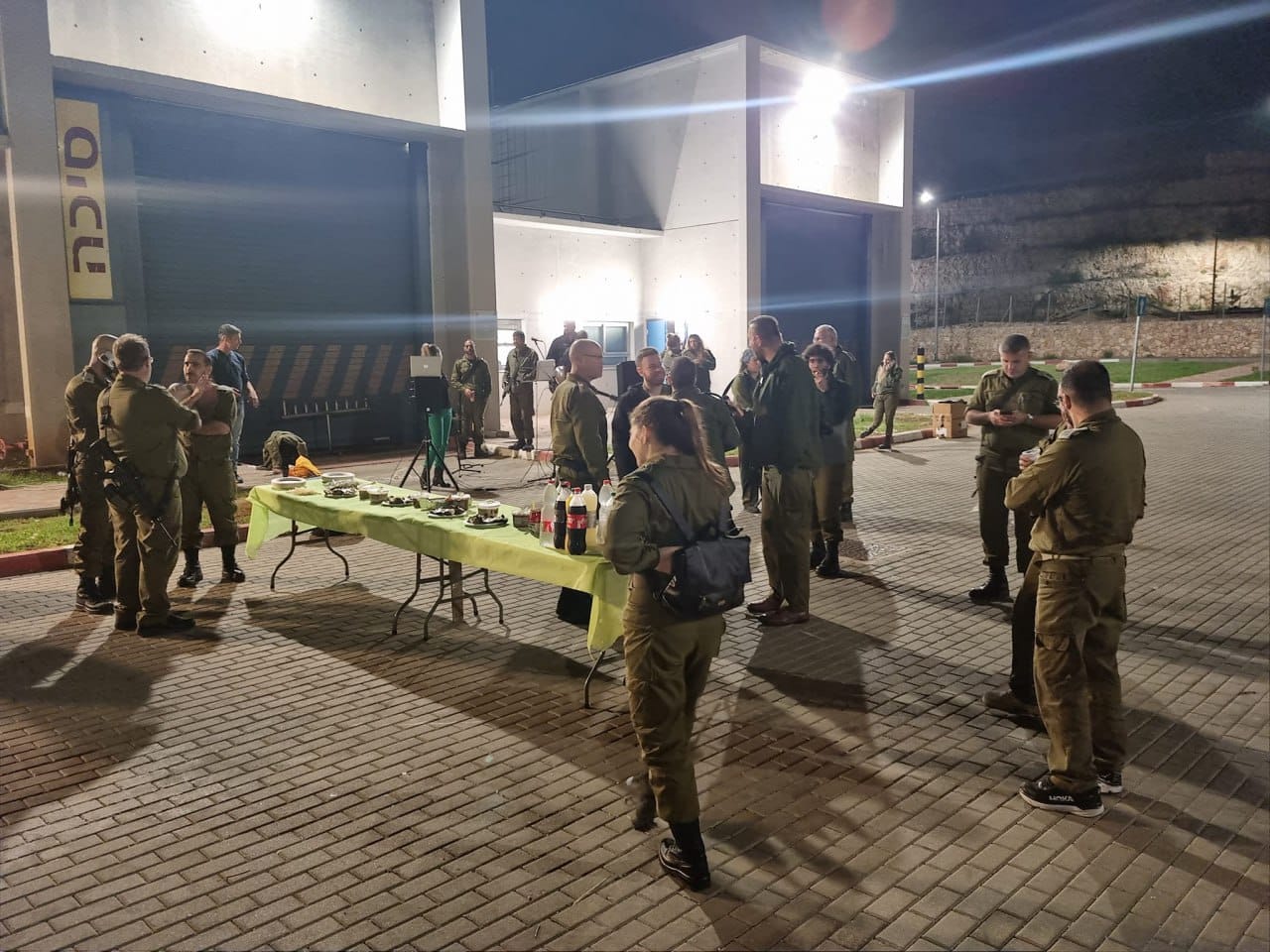 החיילים בתוך המחנה.