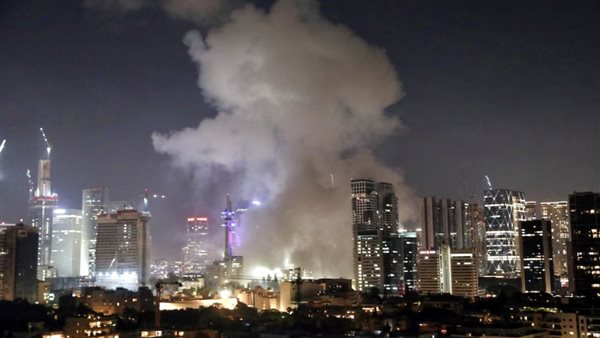 سقوط صاروخ على برج دافنشي في وسط تل أبيب