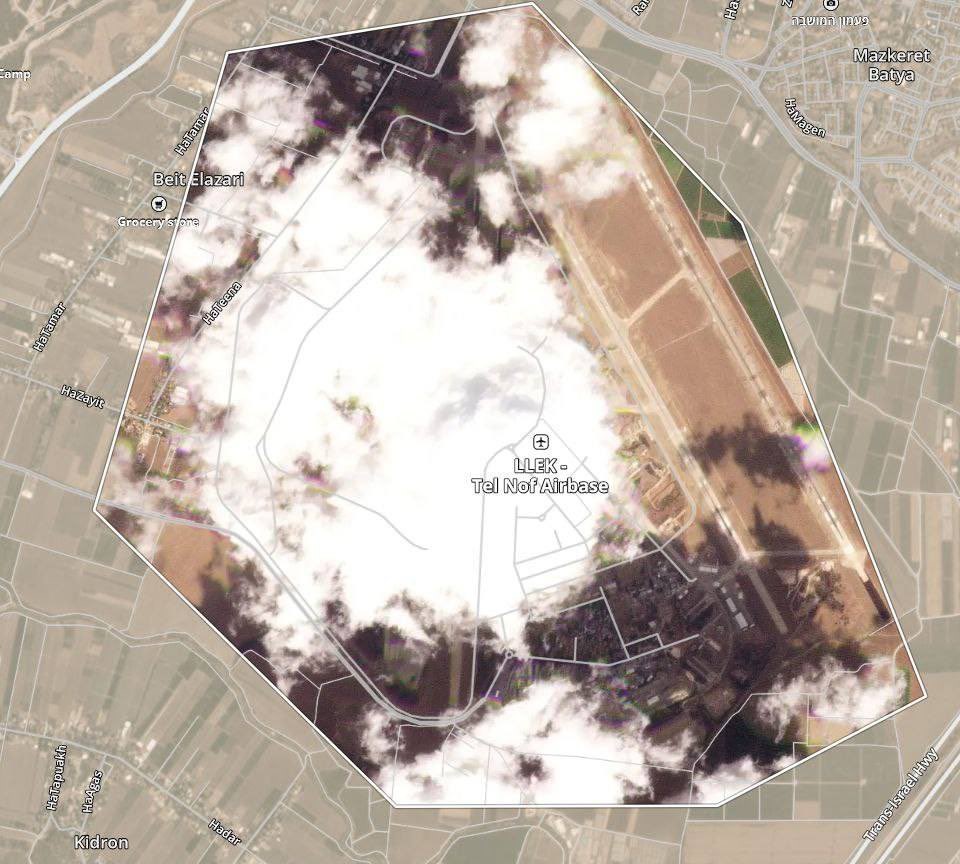 صور الأقمار الصناعية للقاعدة بعد الاستهداف وتظهر غيوم بيضاء نشرها الاحتلال للتستر عن حجم الخسائر في القاعدة