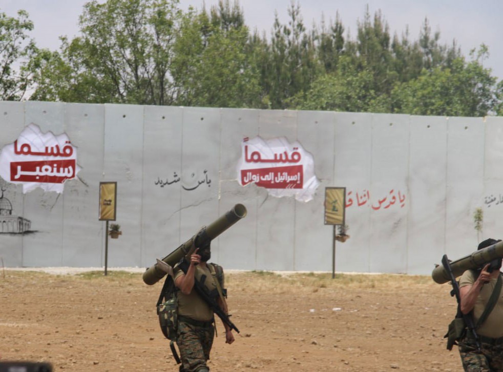 مقاوم يحمل قاذف RPG29